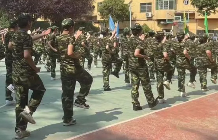 青春意志铸军魂 心向国防展雄风——西安启航职业高级中学国防爱国教育暨学生工作规范管理教育活动